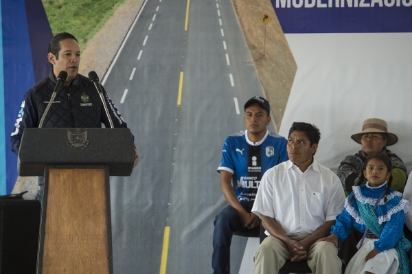 Entrega Pancho Domínguez modernización de la primera etapa de la carretera estatal 300 que conecta Amealco con San Juan del Río