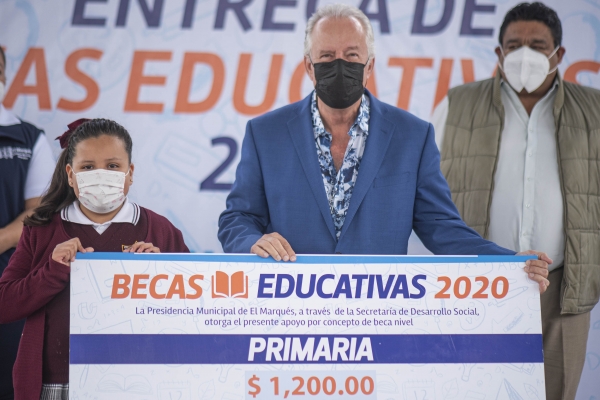 Entrega Enrique Vega de manera simbólica Becas Educativas 2020 a estudiantes marquesinos