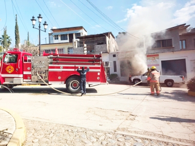 Se incendia camioneta