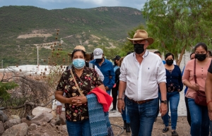 Entrega Enrique Vega obra pública en Los Pocitos