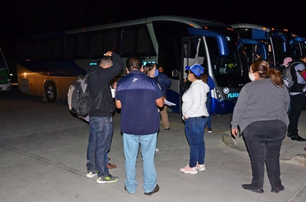 Encabeza Lupita Alcántara visita a trabajadores que salen a Querétaro