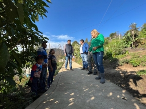 Entrega Lupita Ramírez andador peatonal en Epazotitos.