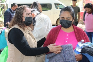 Olga Leal entrega apoyo a los habitantes de Manzanillos