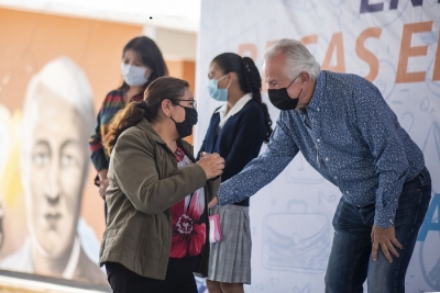 #ElMarqués | Entrega Enrique Vega apoyo de becas a estudiantes marquesinos