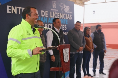Entrega  Roberto Cabrera 112 licencias a comerciantes del tianguis de Santa Cruz Nieto  