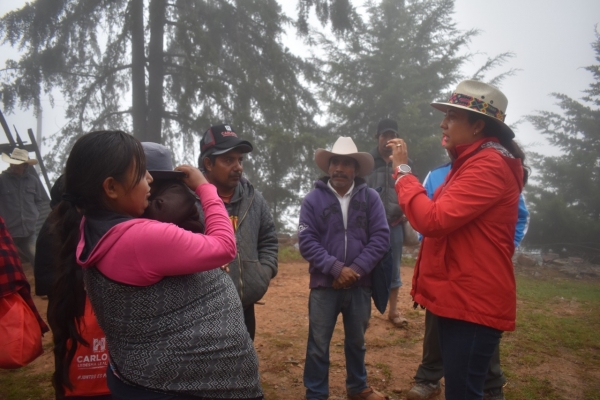 Carlota Ledesma visitó las comunidades más alejadas de Cadereyta.