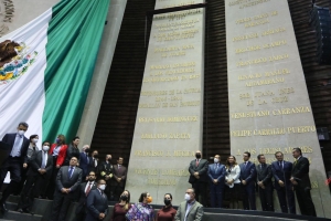 Sonia Rocha inscribe letras de oro en homenaje a la Armada de México