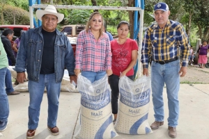 Continúa apoyo para el campo en Pinal de Amoles.