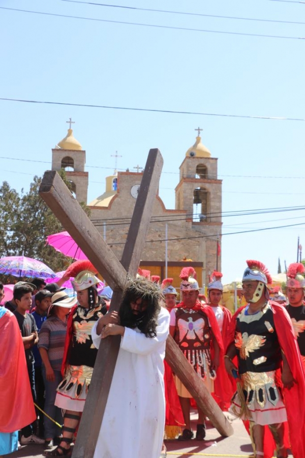 Viven fieles la tradición del Viacrucis en Colón