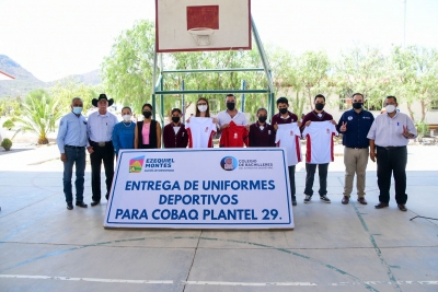 ”Entrega de uniformes deportivos a COBAQ , planteles de Ezequiel Montes”