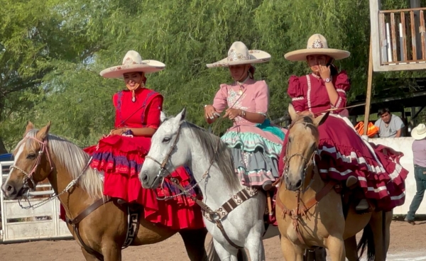 Escaramuza Charra Santa María  Presente en la Feria de Escaramuzas