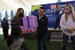 Festejan Luis Nava y Arahí Domínguez el Día de Reyes a niñas y niños de los Centros de Día del DIF Municipal