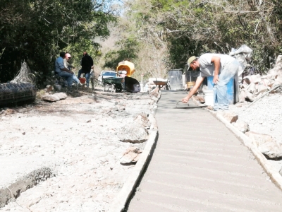 Vecinos mejoran camino a El Refugio