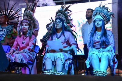 Preside Lupita Pérez Montes la ceremonia de coronación de Luz Andrea, Reina Chichimeca de las fiestas patronales en honor a la Santa Cruz de Bernal.