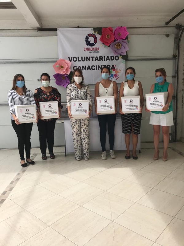 Damas de Canacintra reparten 400 despensas a desempleados