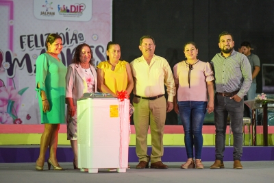 Autoridades de Jalpan  Homenajearon a las Reinas del Hogar en su Día