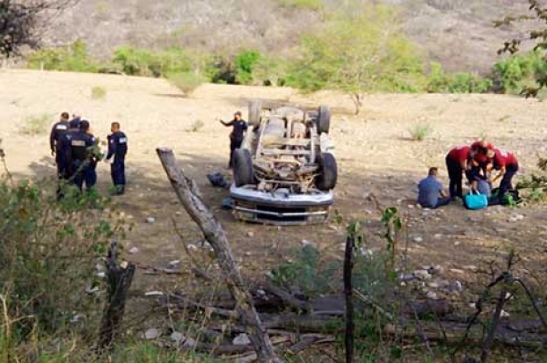 Dos lesionados en volcadura