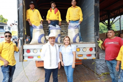 Lupita Ramírez entrega de maíz a los productores afectados por la contingencias Climatológicas en Ahuacatlan de Guadalupe.