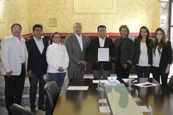 Corregidora firma convenio para becas con la UTC