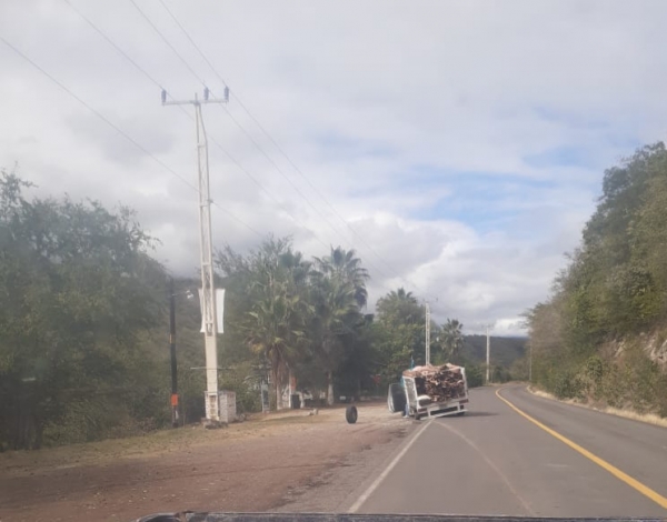 Se desprende neumático de vehículo en movimiento en la Jalpan-Río Verde