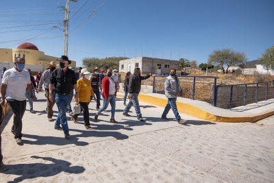 Entrega Enrique Vega infraestructura educativa y obras de urbanización en Atongo