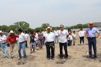 LEBM asiste a plantar un árbol donde será  el centro cultural universitario de la UAQ Campus Cadereyta