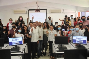 #Educación | Reciben computadoras alumnos del COBAQ 23 de Ahuacatlán de Guadalupe.