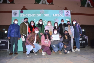 Concurso y premiación de carros alegóricos esferas navideñas en Pinal.