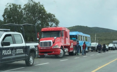 Intentaron sobornar a policías que detuvieron a camión con migrantes en Tolimán.