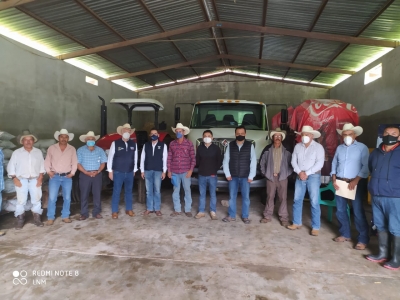 Llevan maquinaria a ganaderos de Valle Verde