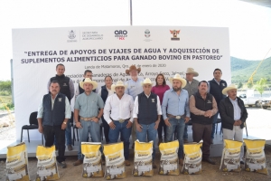 Entregan apoyos a los ganaderos en Landa de Matamoros.