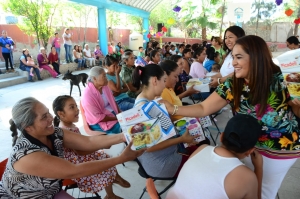 Festeja Lupita Alcántara a mamás de el barrio El Molino