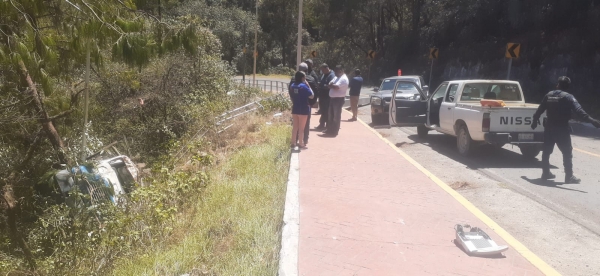 Dos lesionados deja salida de camino y volcadura