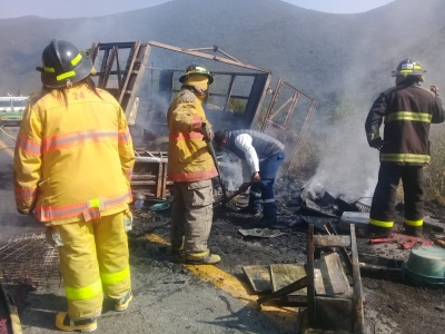 Bomberos Voluntarios de la Lagunita Sofocan incendio de una camioneta