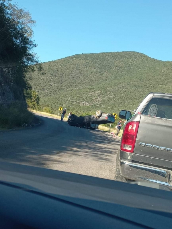 Sufren volcadura sobre la carretera estatal 190