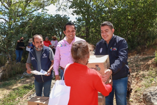 Entrega Iván Zarate y SEDESOQ apoyos Alimentarios del Programa Contigo.