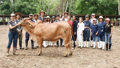 Alumnos de la UAQ de Querétaro Visitan Ganadería La Huasteca para trabajo de campo