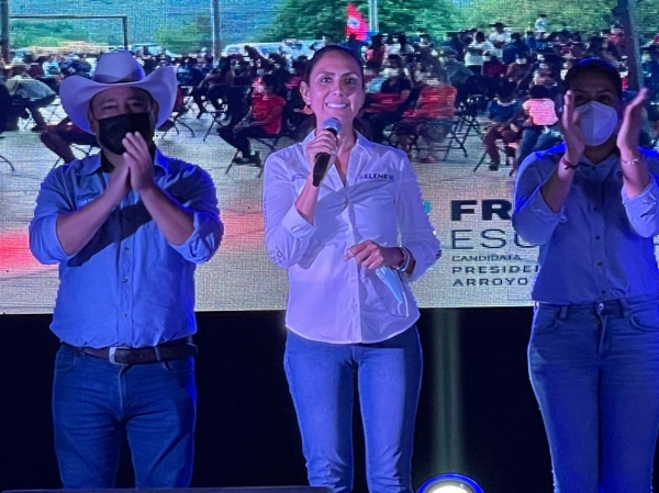 Selene Salazar acompaña a Francis Escamilla, en emotivos pre cierres en El Refugio y San Juan Buenaventura.