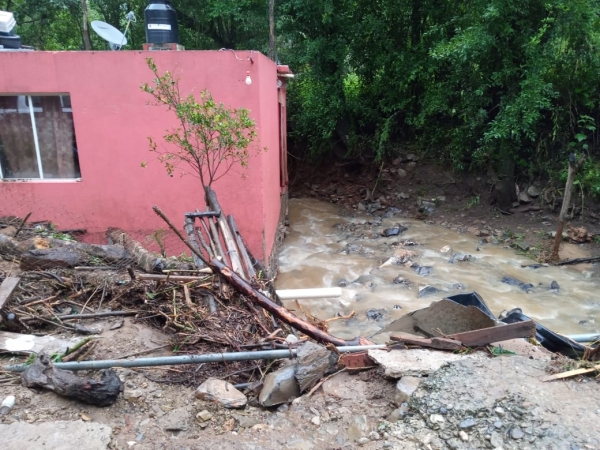 Afecta lluvias viviendas en Manzanillos