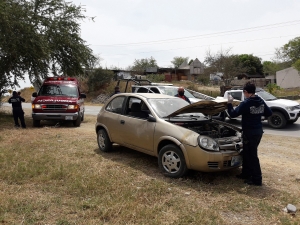 Se accidenta un Chevy en Arroyo de Cañas