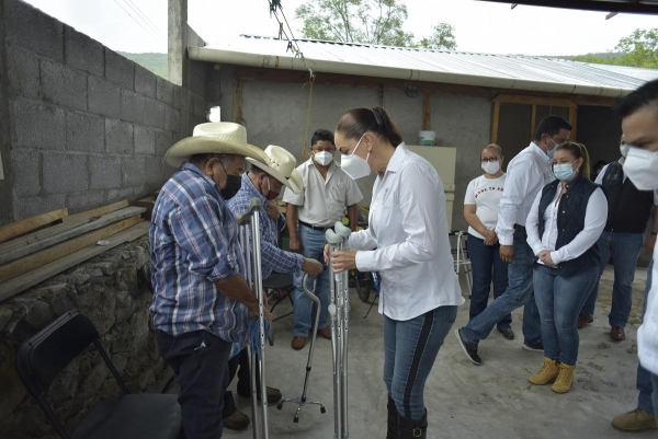 Karina Castro y Chely Amador, validan trabajos en huertos de hortalizas