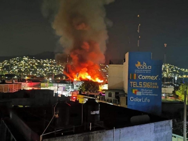 Fuerte incendio en la central de abastos de Oaxaca