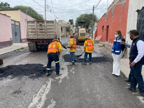 Lupita Pérez da arranque a la rehabilitación de bacheo del camino Bernal-Tunas Blancas.