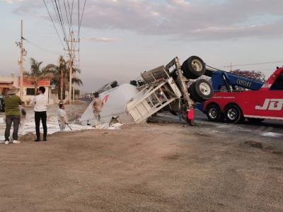 #Sucesos | Vuelca semiremolque que transportaba marmolina