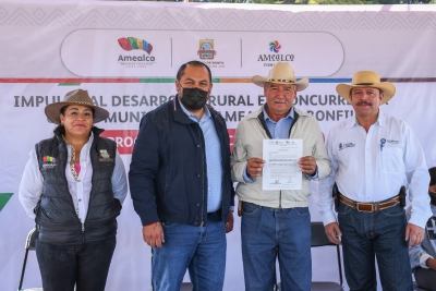 René Mejía presente en la entrega de apoyos a productores Amealcenses.