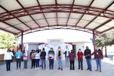 Elvia Montes hace entrega de arcotecho en Barreras.