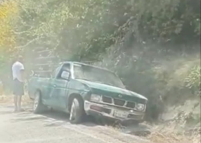  Salió de la carretera y chocó contra un bordo de tierra