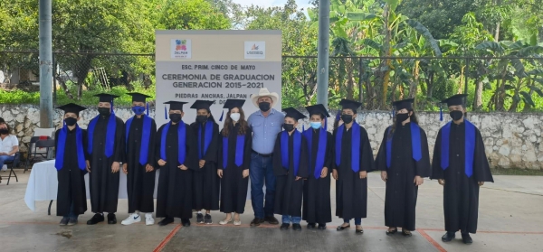 Apadrina Payín Muñoz a alumnos de la escuela Cinco de Mayo