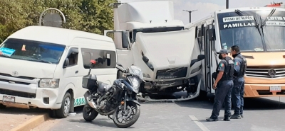 Camioneta atropella a policía