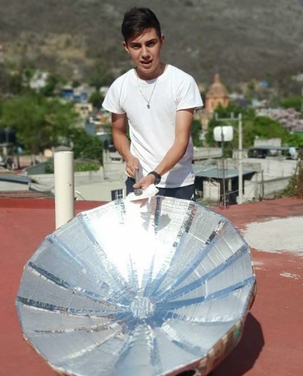 Estudiante de la UTSJR Realiza prototipo de cocina solar